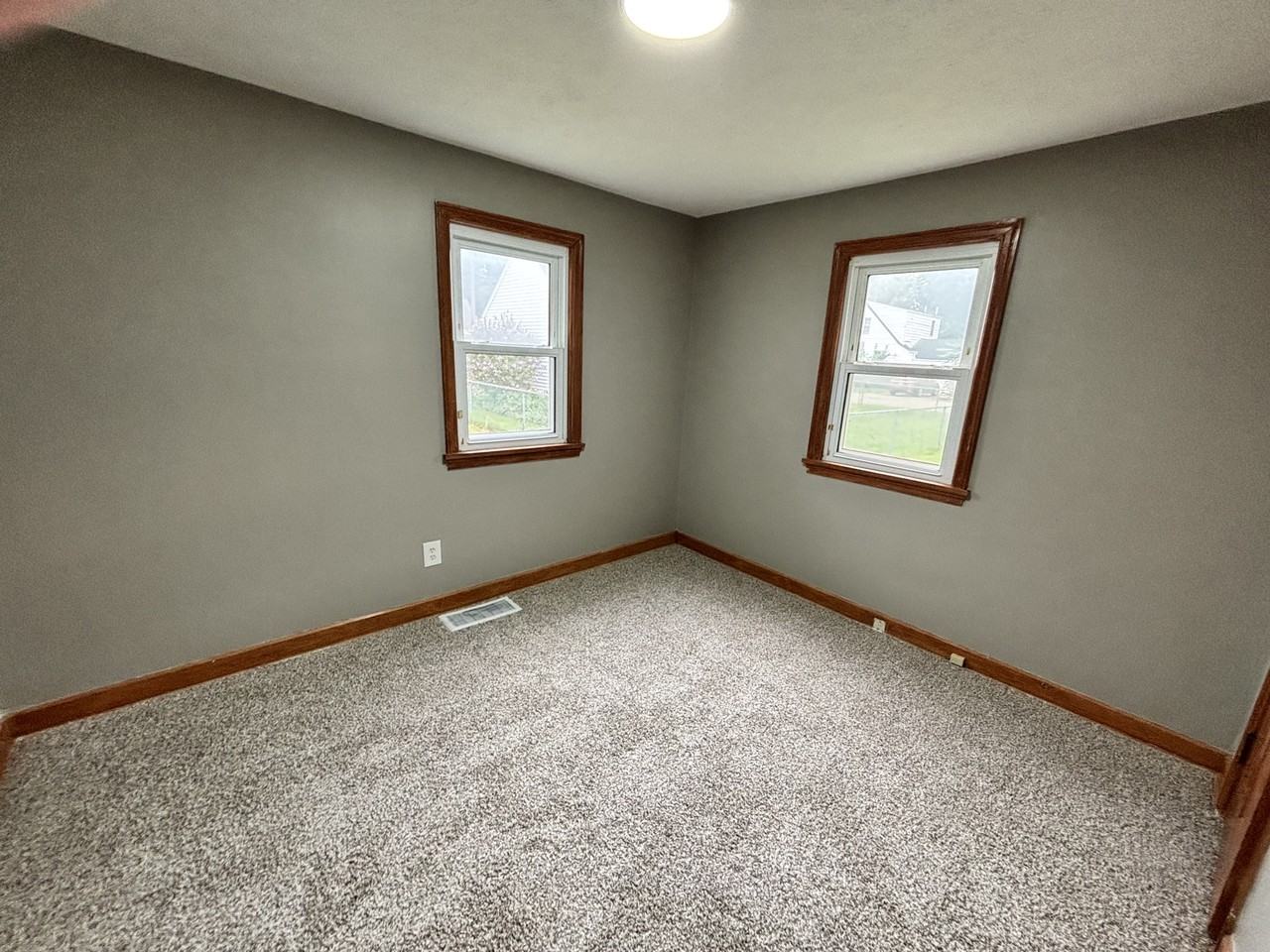 1638 Spring Ave Ne #1 - Photo 4 of 8