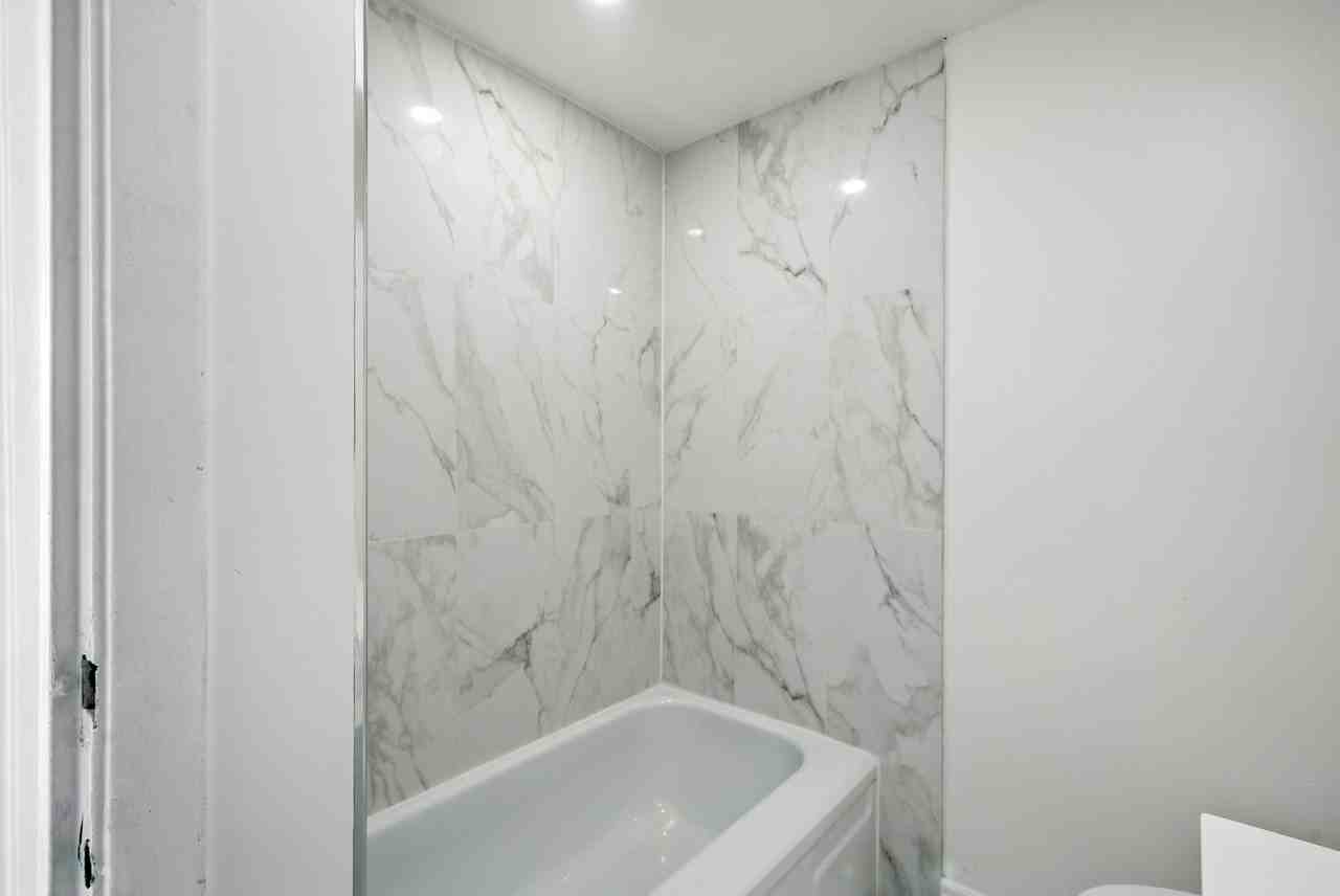 82-84 Mary Street West - Photo 4 of 12