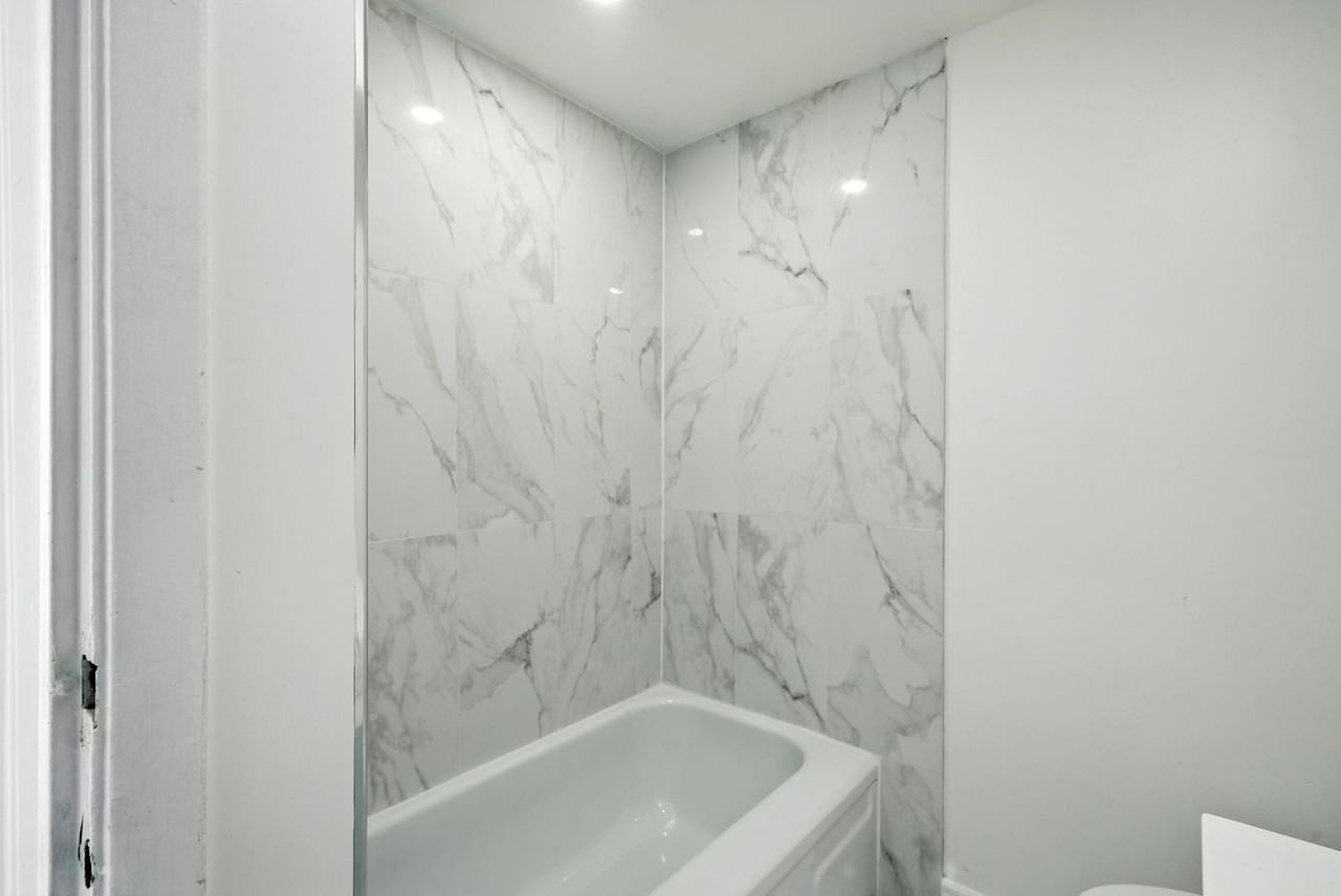 82-84 Mary Street West - Photo 6 of 12
