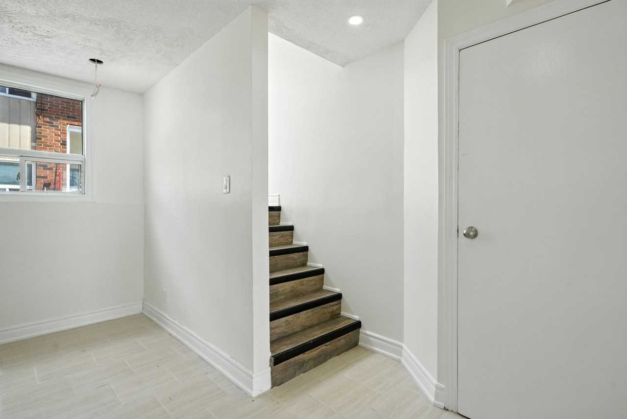 82-84 Mary Street West - Photo 7 of 12