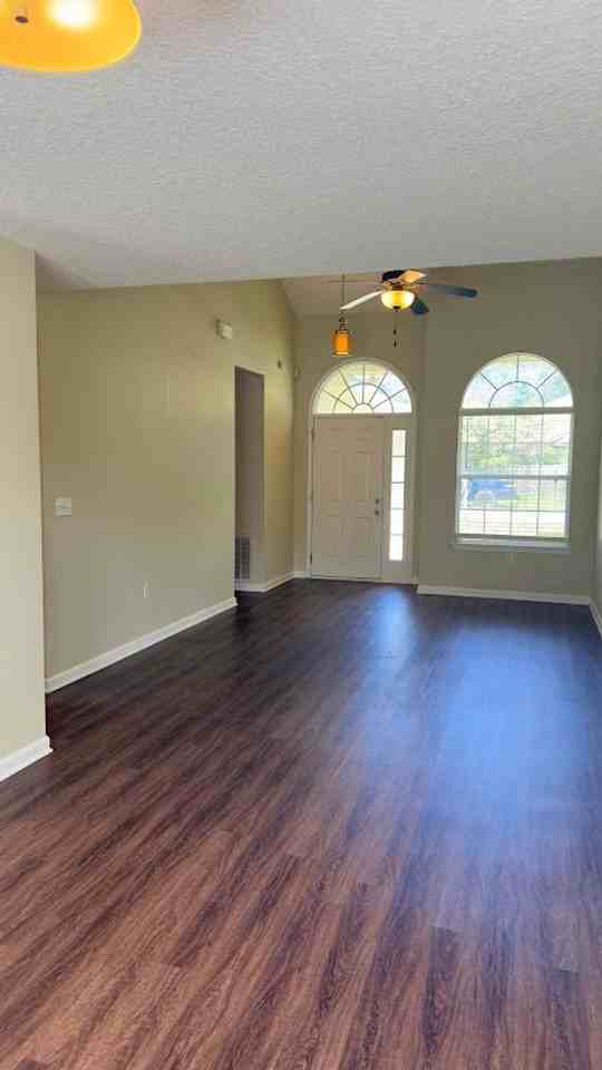 138 Hamilton Dr - Photo 4 of 26