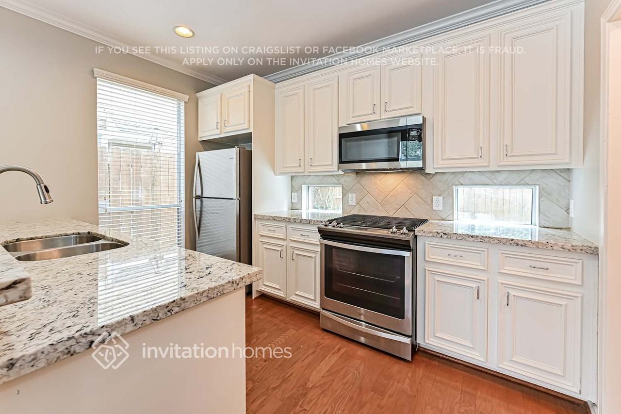 1403 W 26th St - Photo 4 of 16