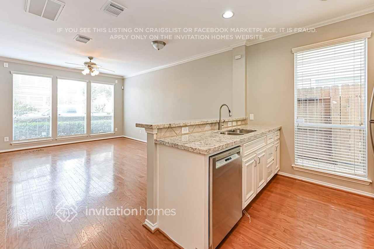 1403 W 26th St - Photo 5 of 16