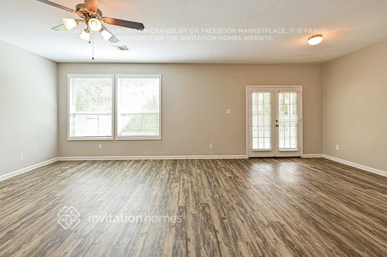 1403 W 26th St - Photo 6 of 16