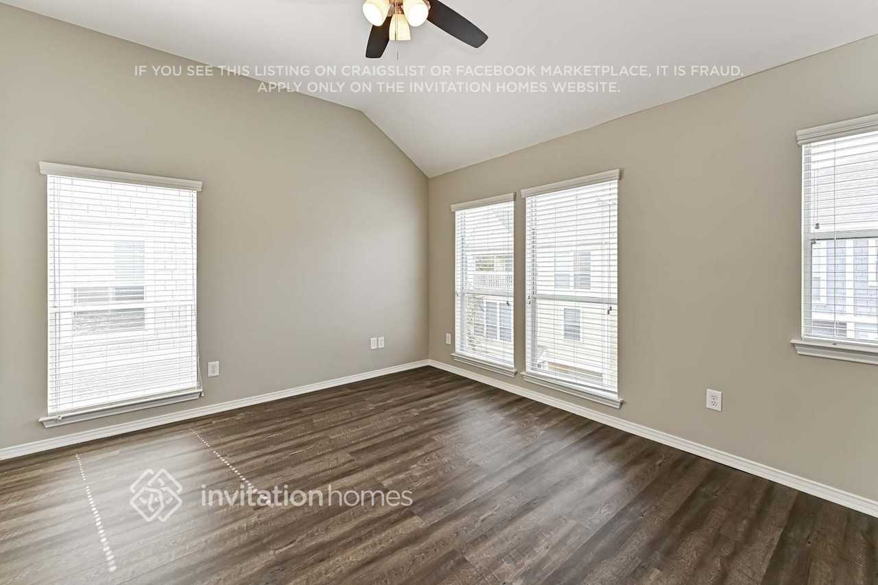 1403 W 26th St - Photo 7 of 16
