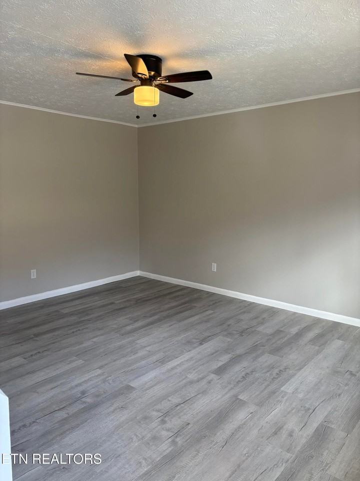 205 4th St - Photo 4 of 8