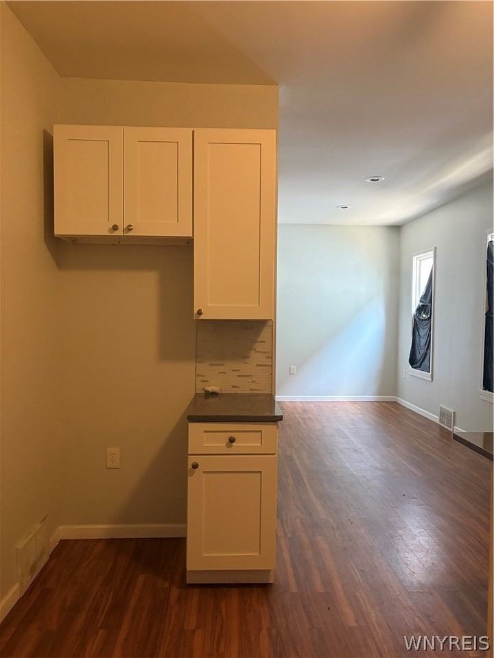 569 E Utica St - Photo 3 of 12