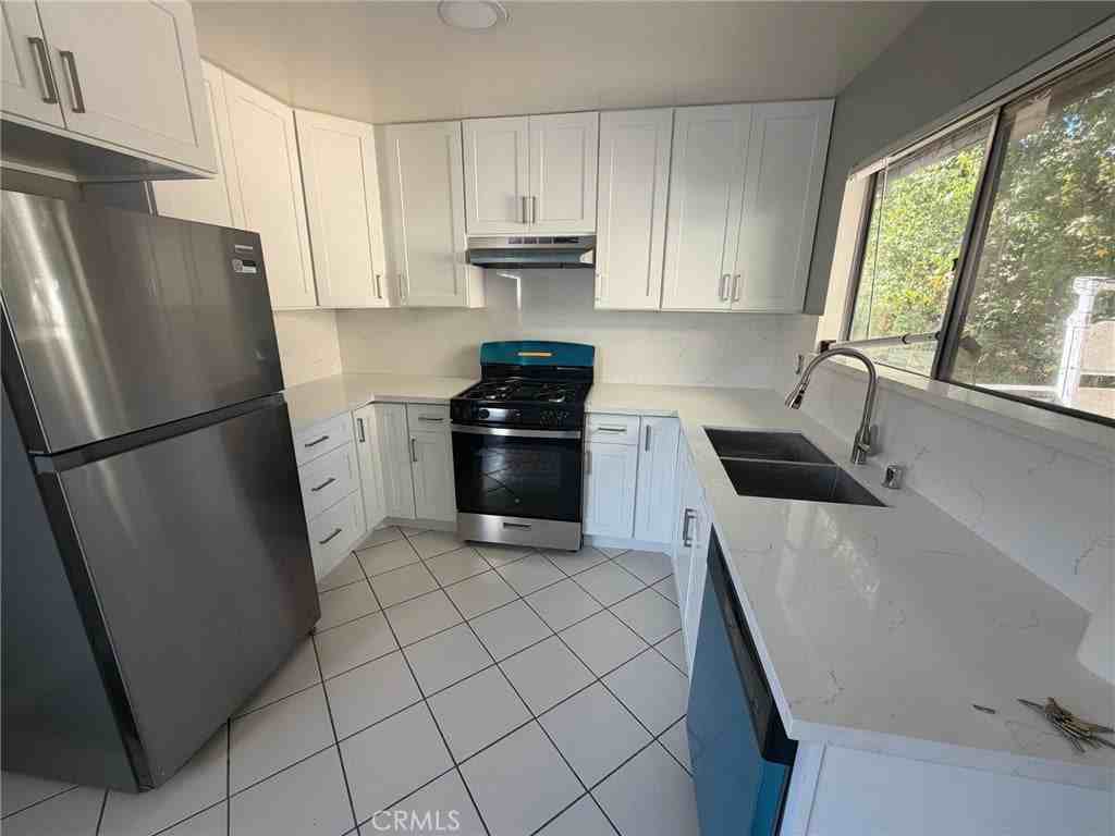 9800 Vesper Ave - Photo 4 of 9