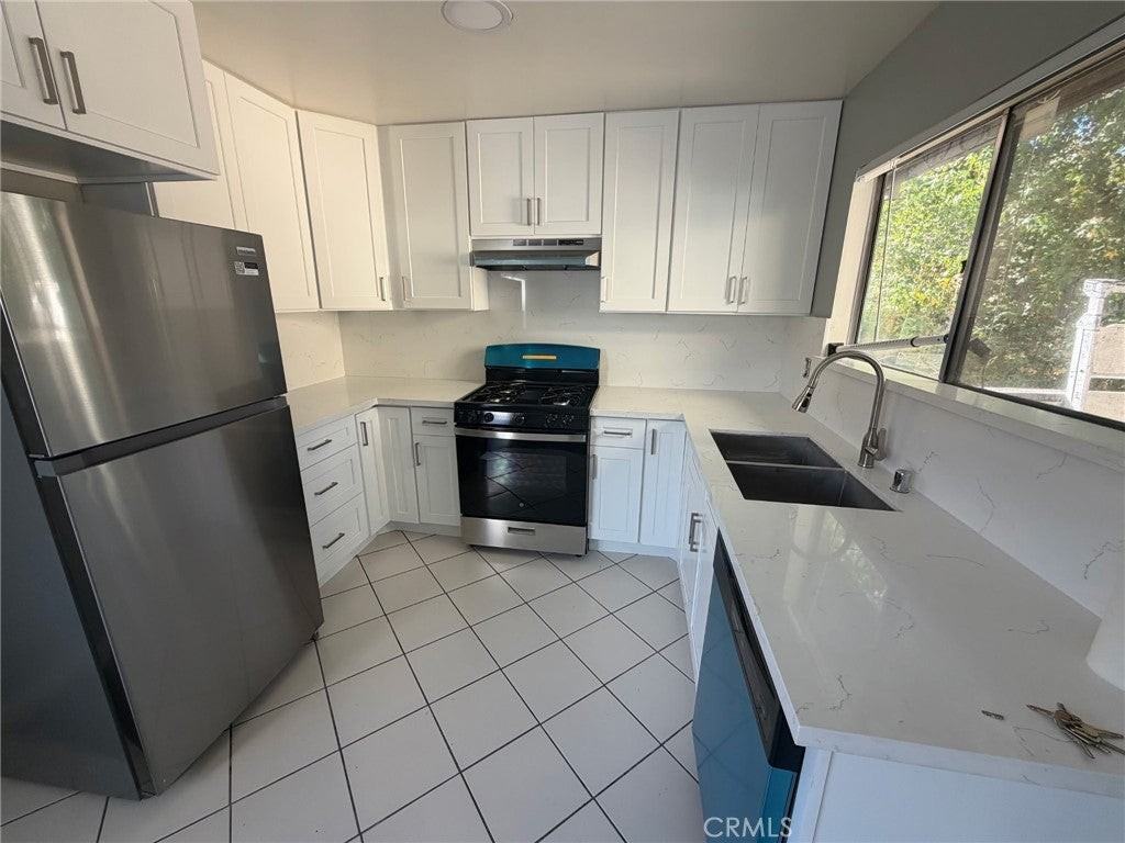 9800 Vesper Ave - Photo 5 of 9