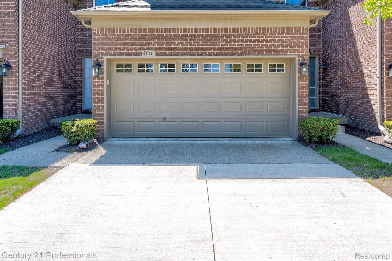 41211 N Maplewood Dr - Photo 2 of 43