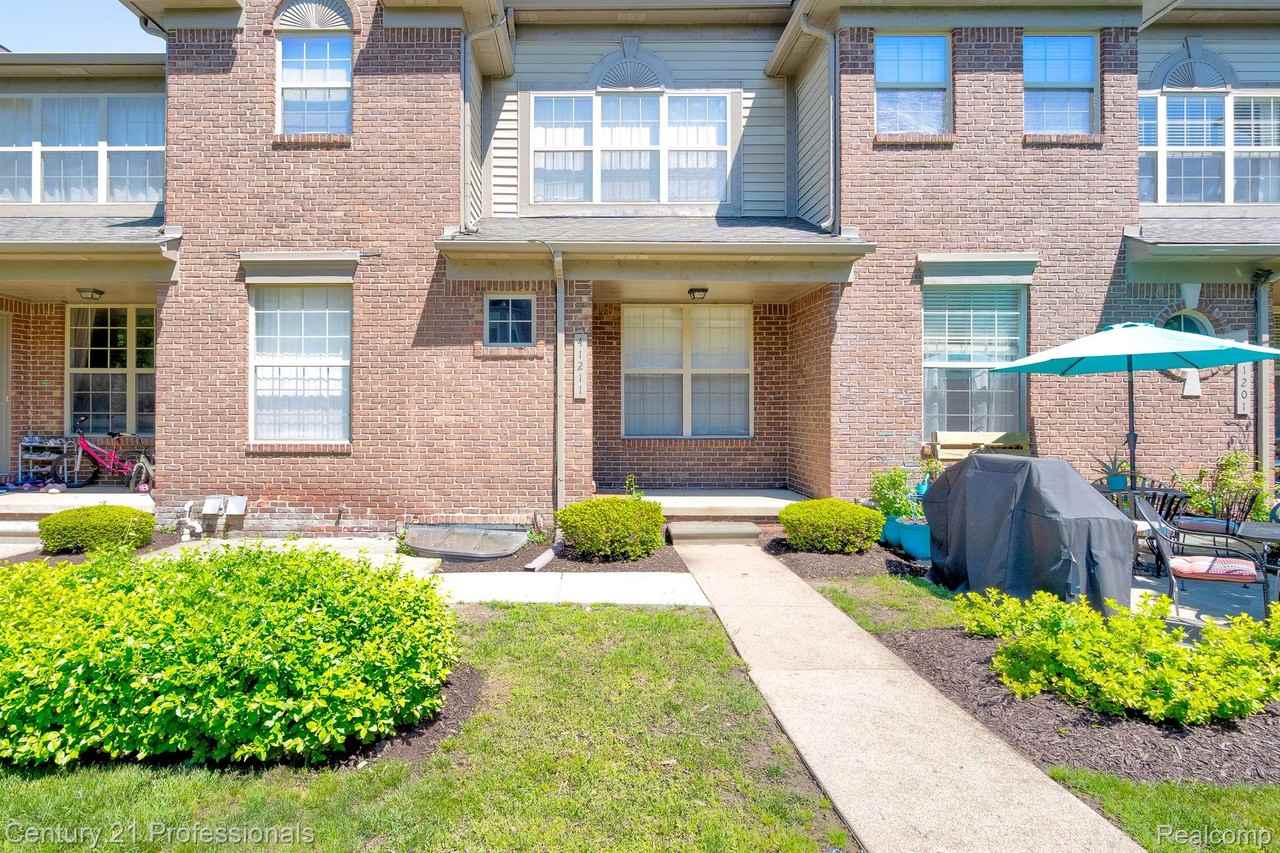 41211 N Maplewood Dr - Photo 3 of 43