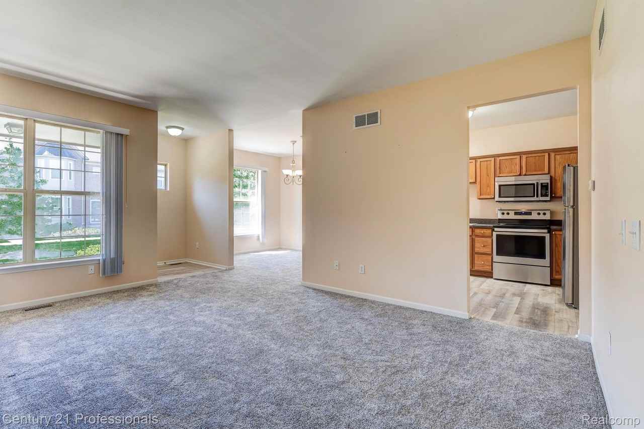 41211 N Maplewood Dr - Photo 4 of 43