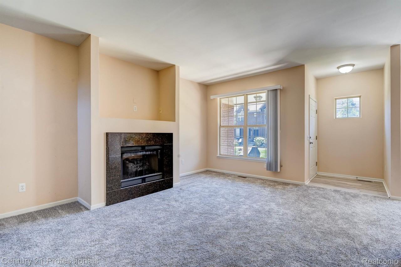 41211 N Maplewood Dr - Photo 5 of 43