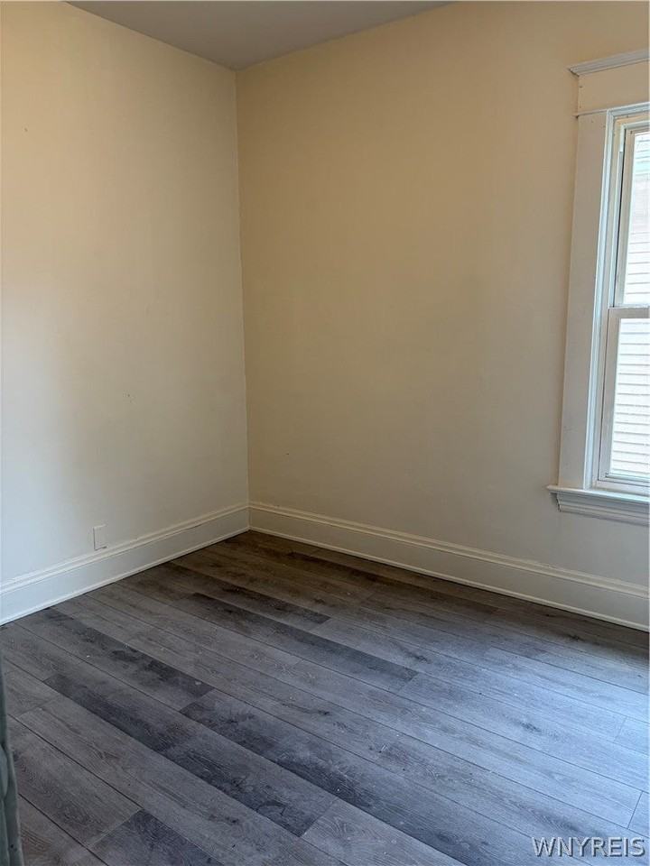 340 Leroy Ave - Photo 3 of 11
