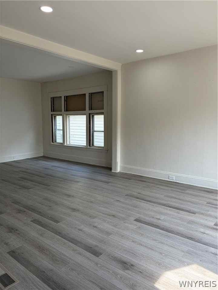 340 Leroy Ave - Photo 4 of 11