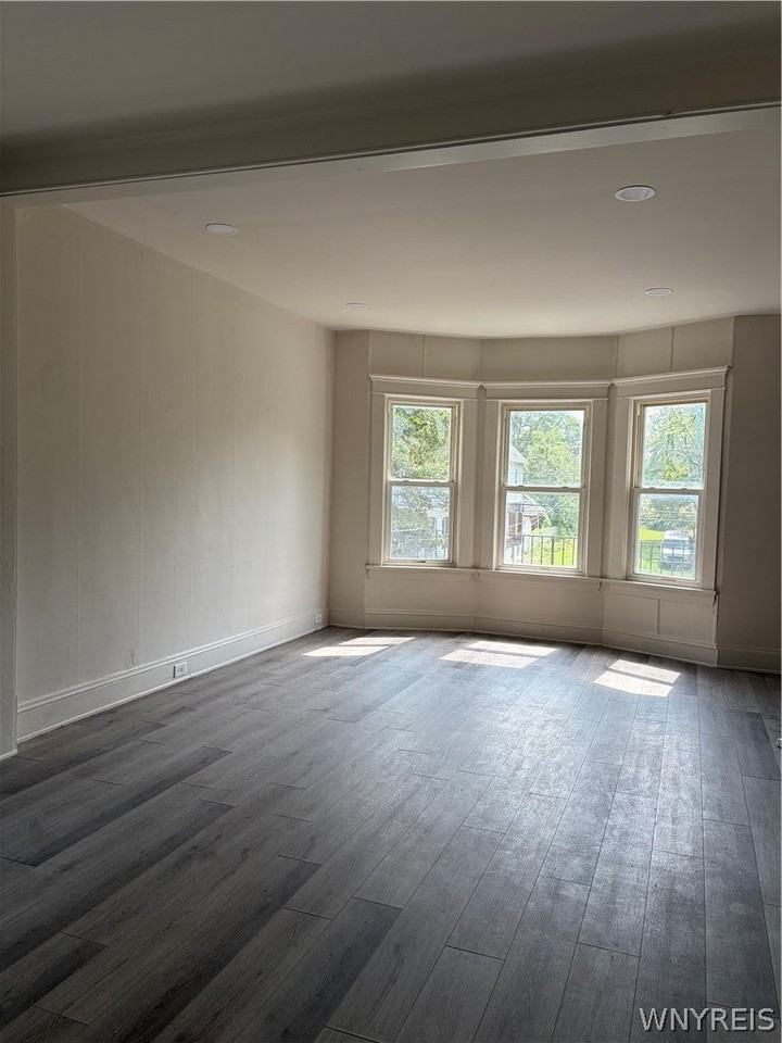 340 Leroy Ave - Photo 5 of 11