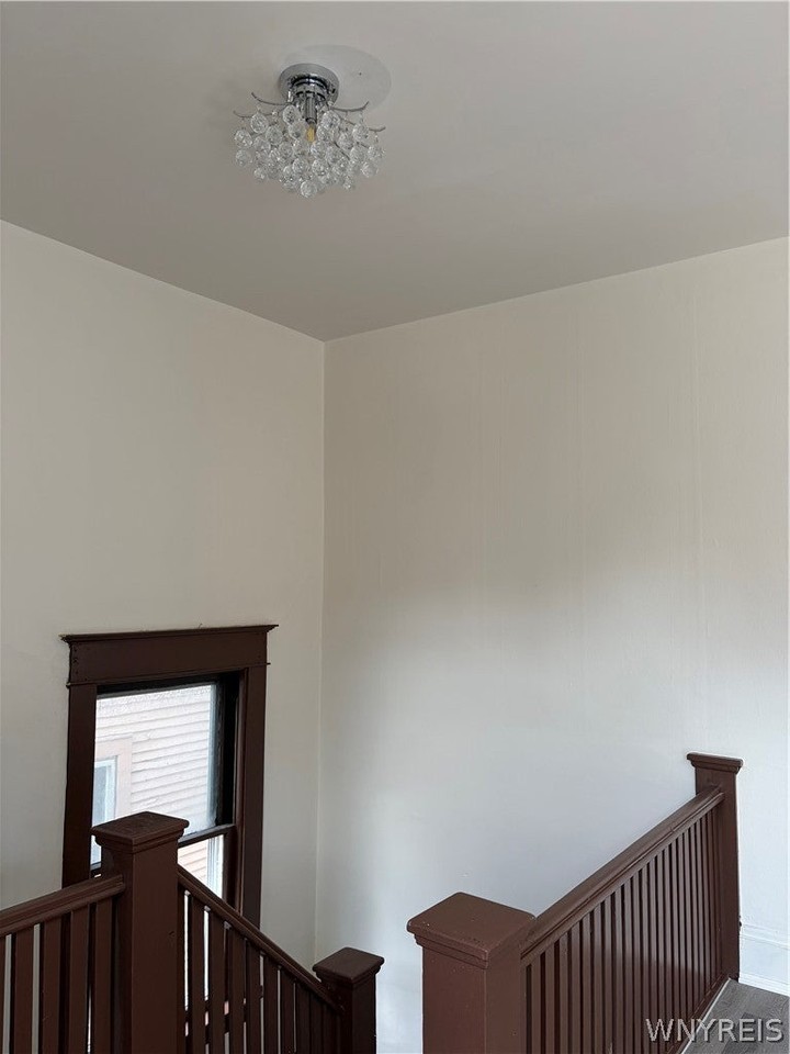 340 Leroy Ave - Photo 6 of 11