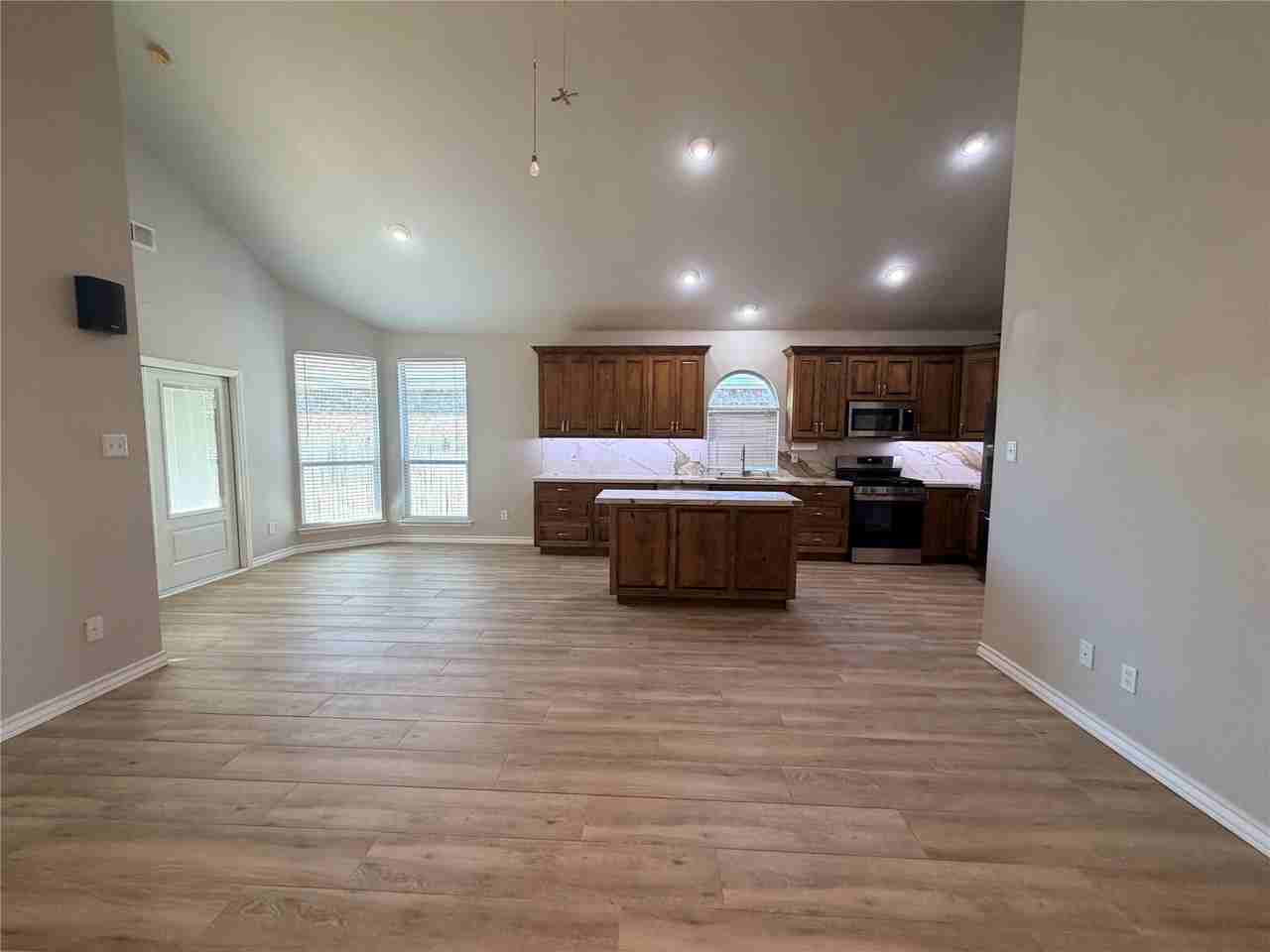 12917 Farmington Dr - Photo 3 of 18