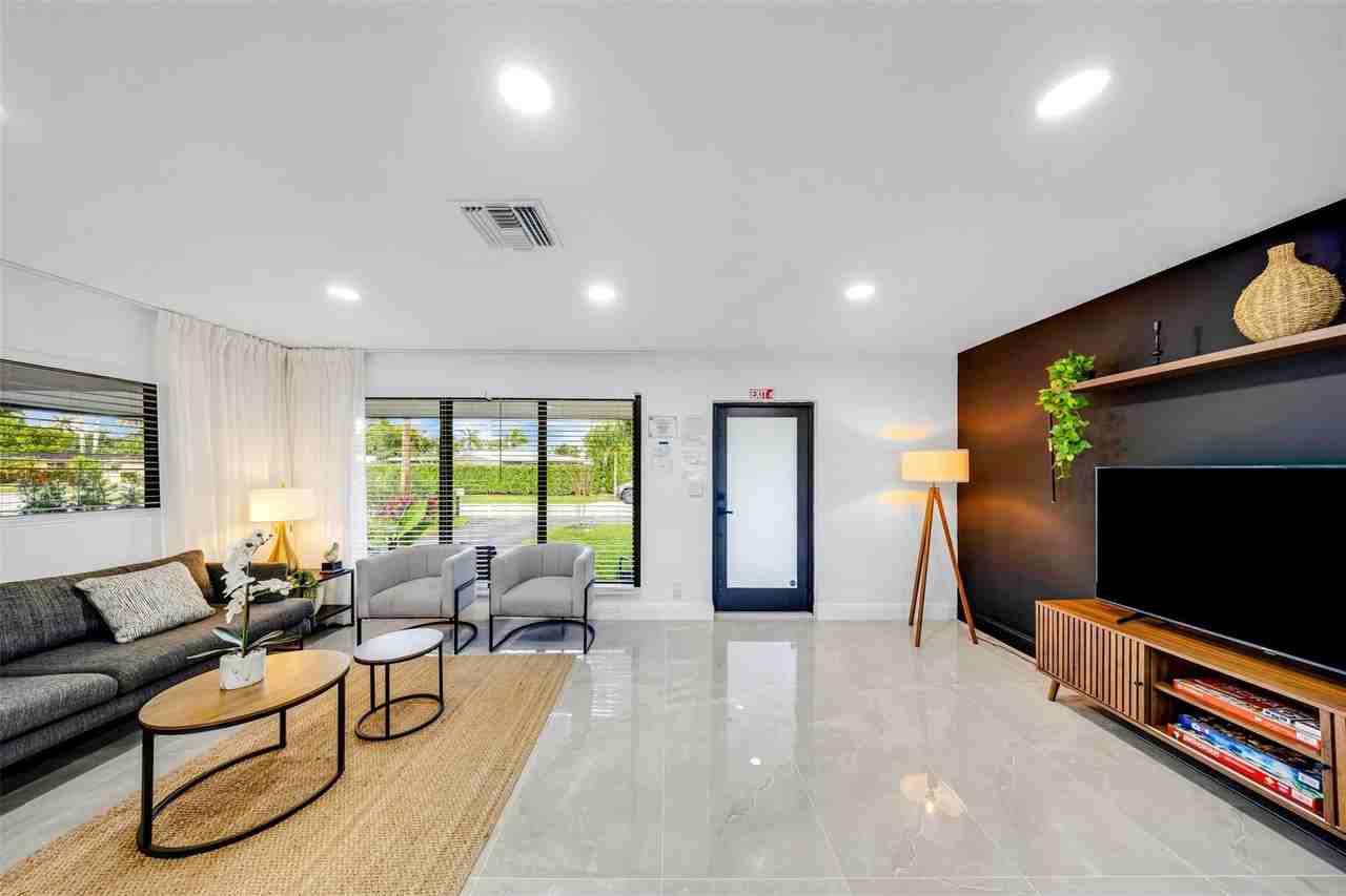 2925 Ne 1st Ave - Photo 6 of 50
