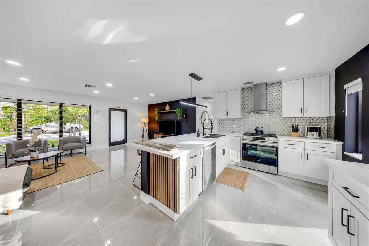 2925 Ne 1st Ave - Photo 7 of 50