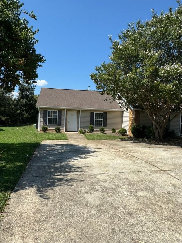 122 Springwood Ln - Photo 3 of 15