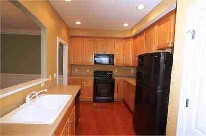504 Crown St - Photo 5 of 50