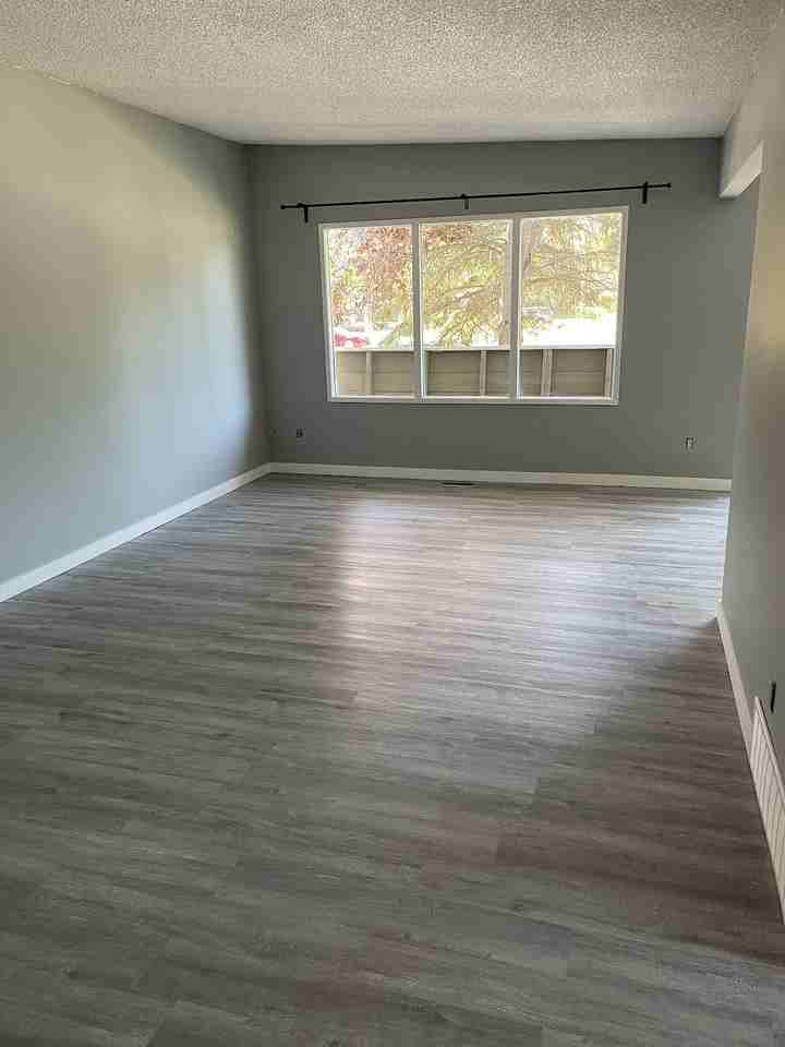 7552 Huntridge Cres Ne - Photo 3 of 11