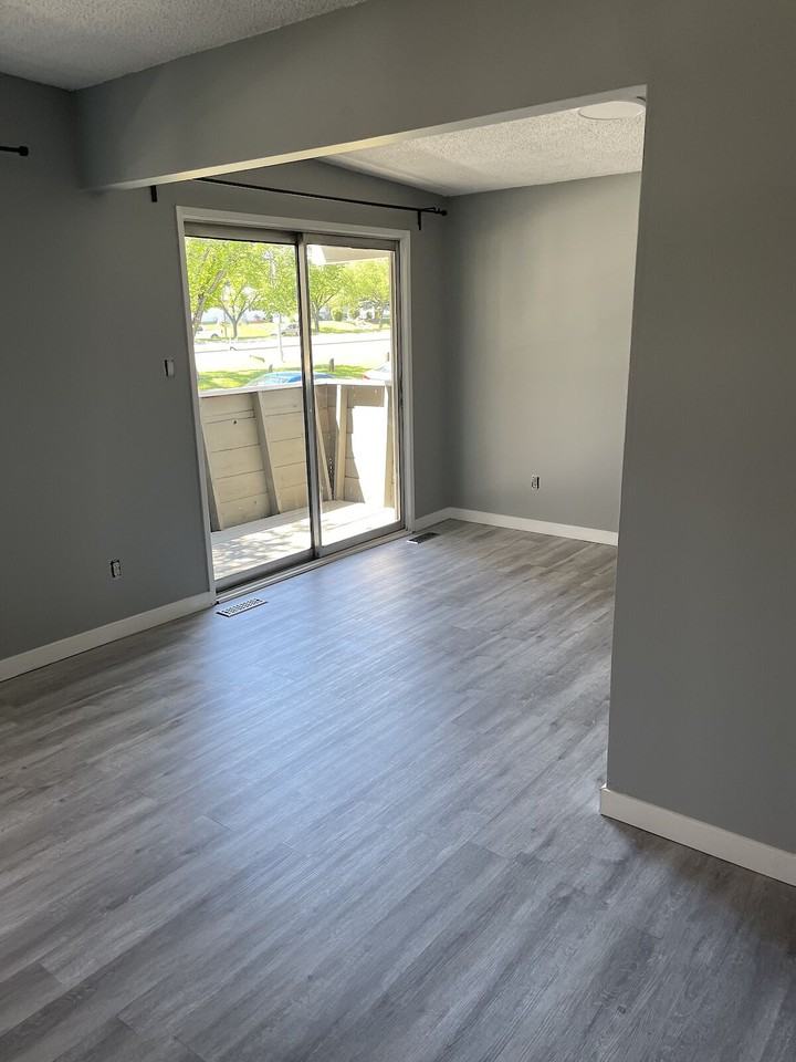 7552 Huntridge Cres Ne - Photo 4 of 11