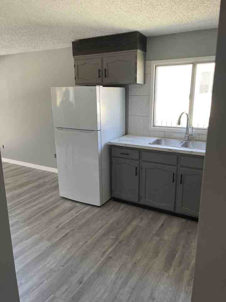 7552 Huntridge Cres Ne - Photo 6 of 11
