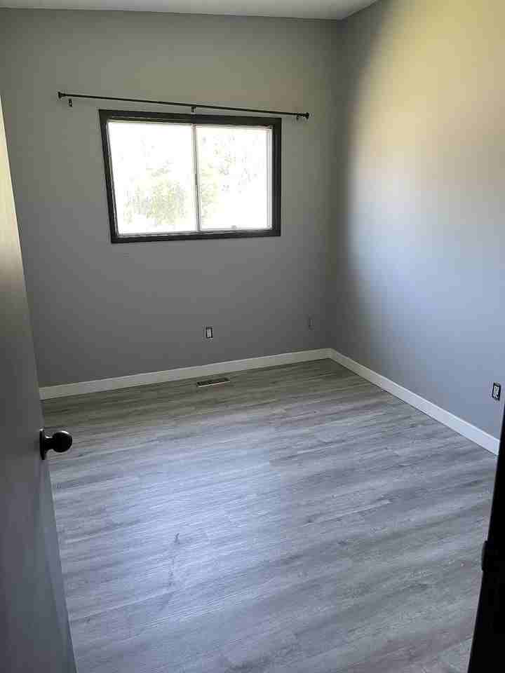 7552 Huntridge Cres Ne - Photo 7 of 11