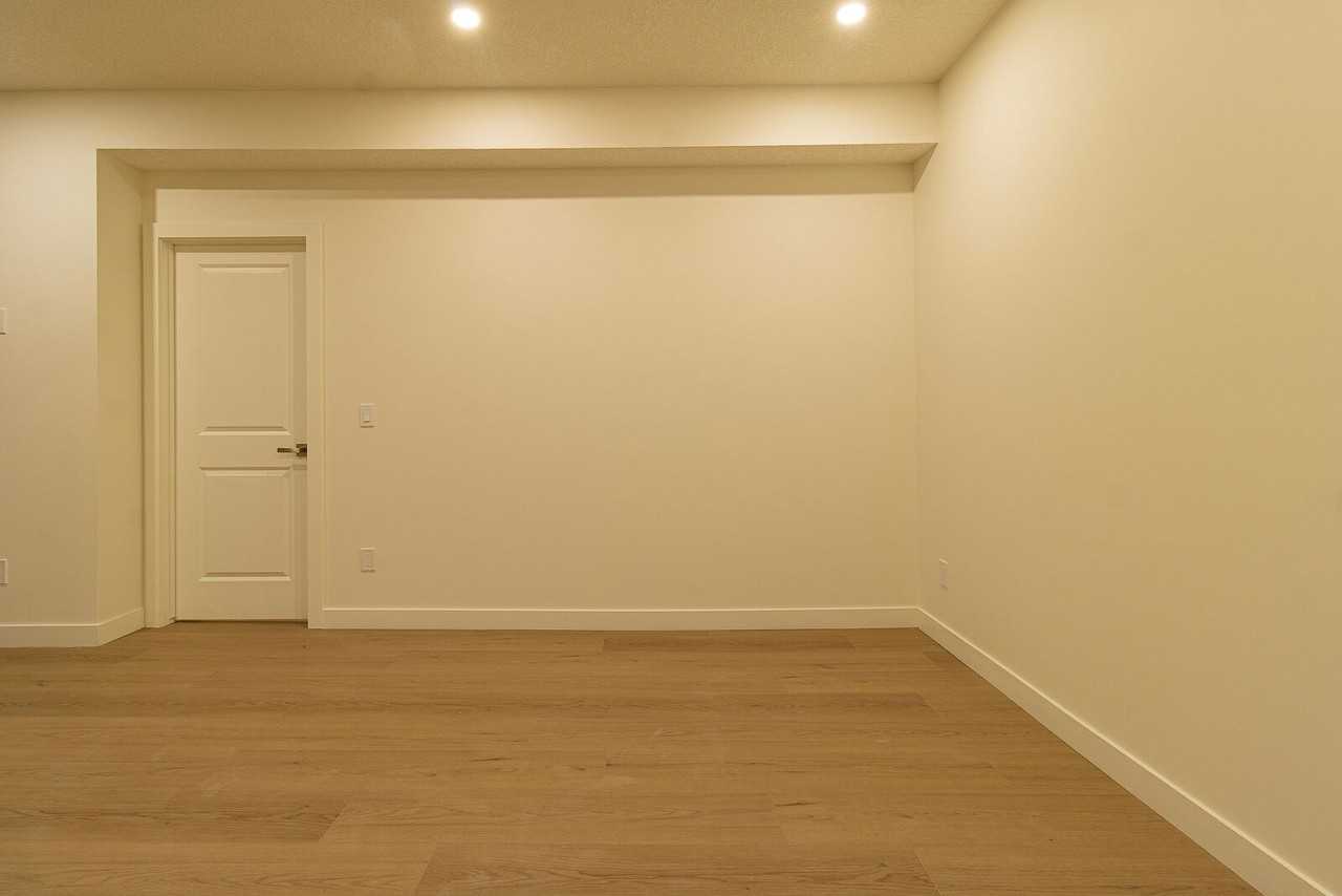 5124 17 Ave Nw - Photo 3 of 8