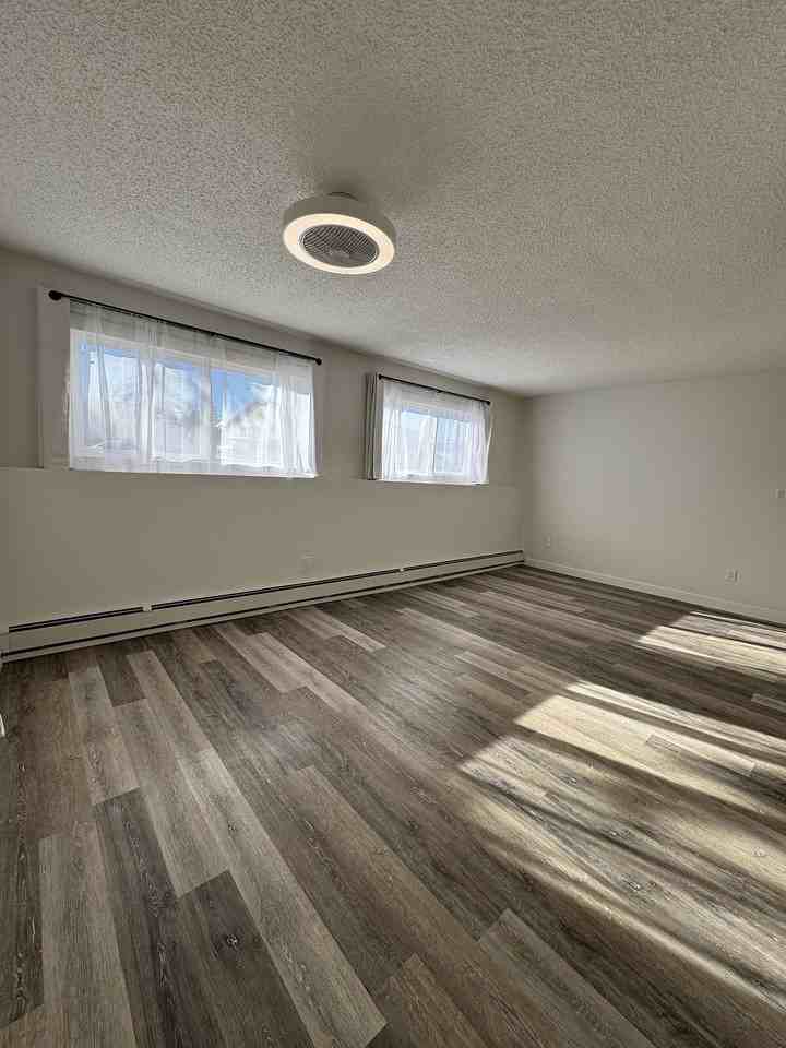 4512 75 St Nw - Photo 3 of 11
