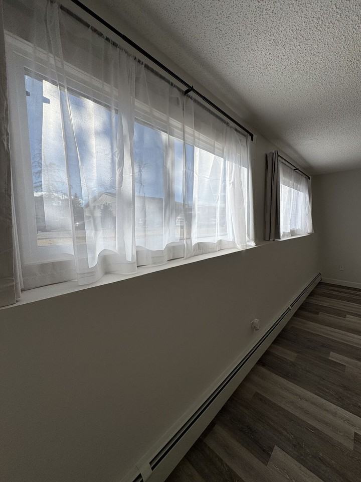 4512 75 St Nw - Photo 4 of 11