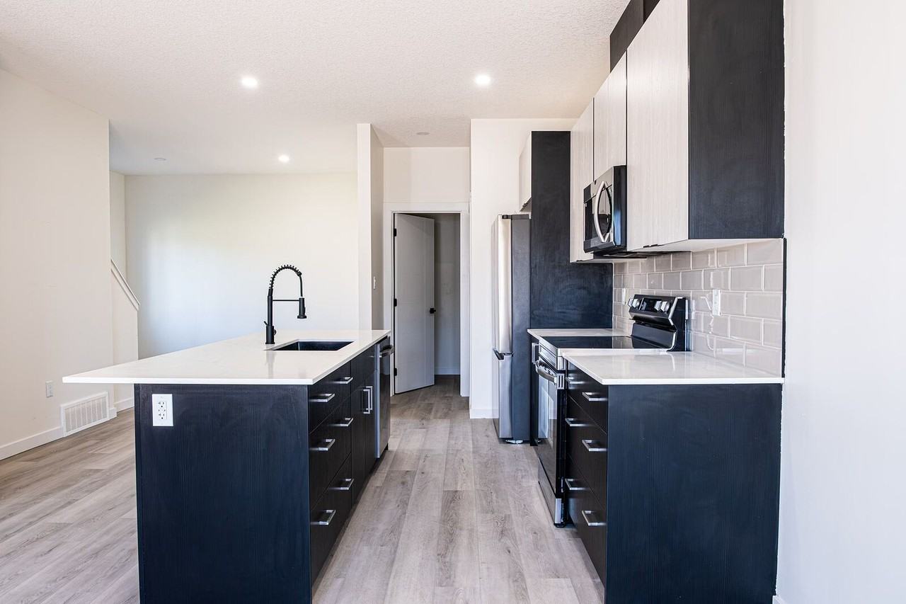 10631 155 St Nw - Photo 5 of 50
