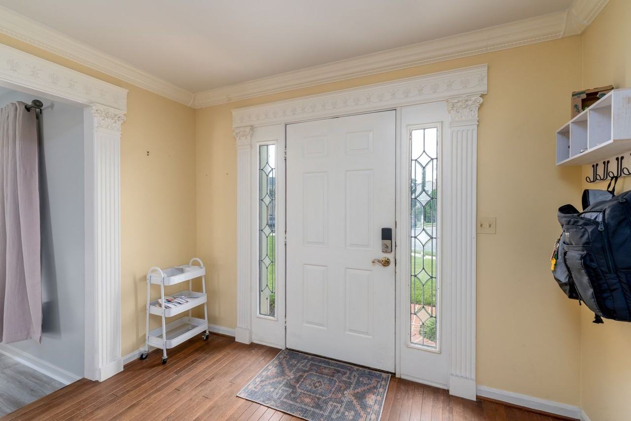 727 Macphail Ct S - Photo 2 of 48