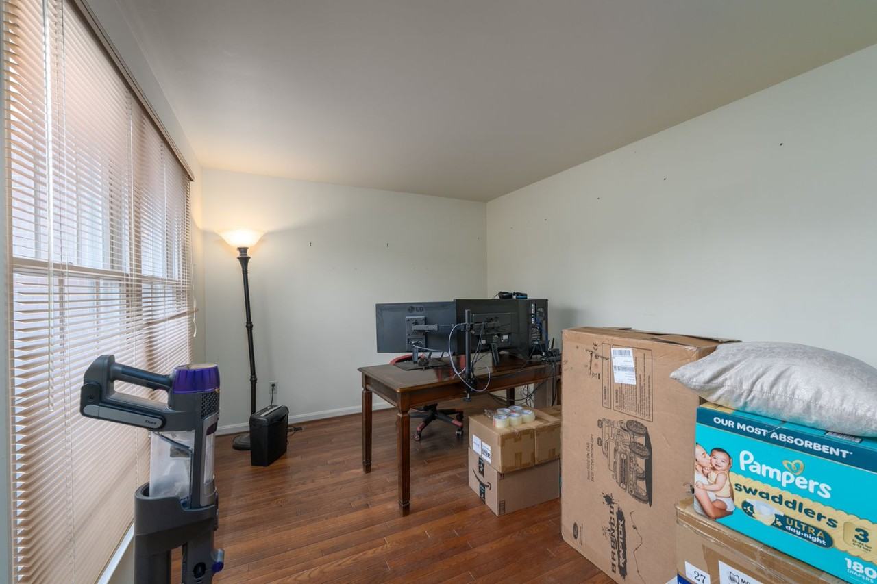 727 Macphail Ct S - Photo 3 of 48