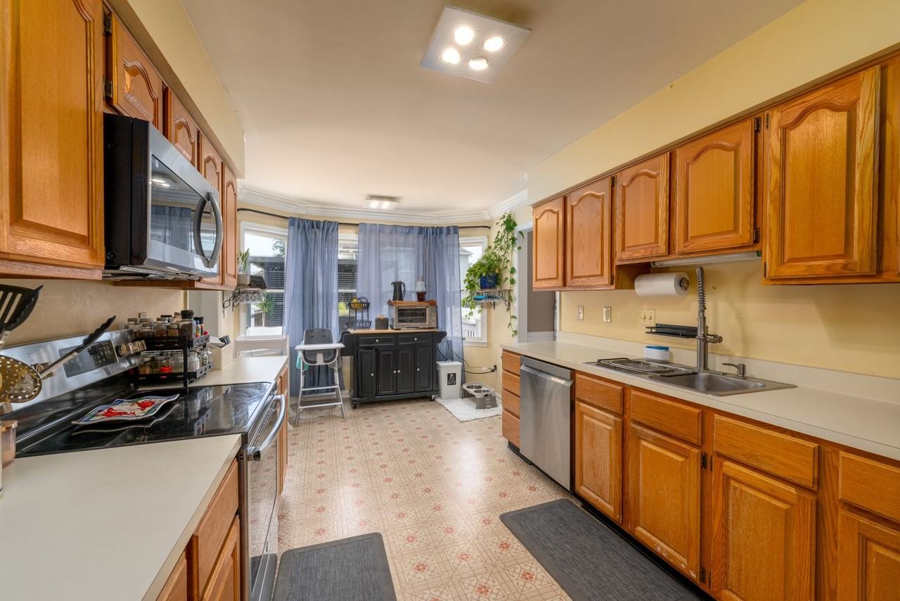 727 Macphail Ct S - Photo 4 of 48