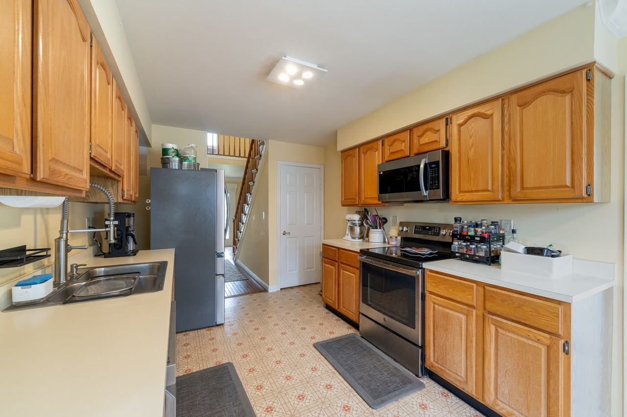 727 Macphail Ct S - Photo 5 of 48