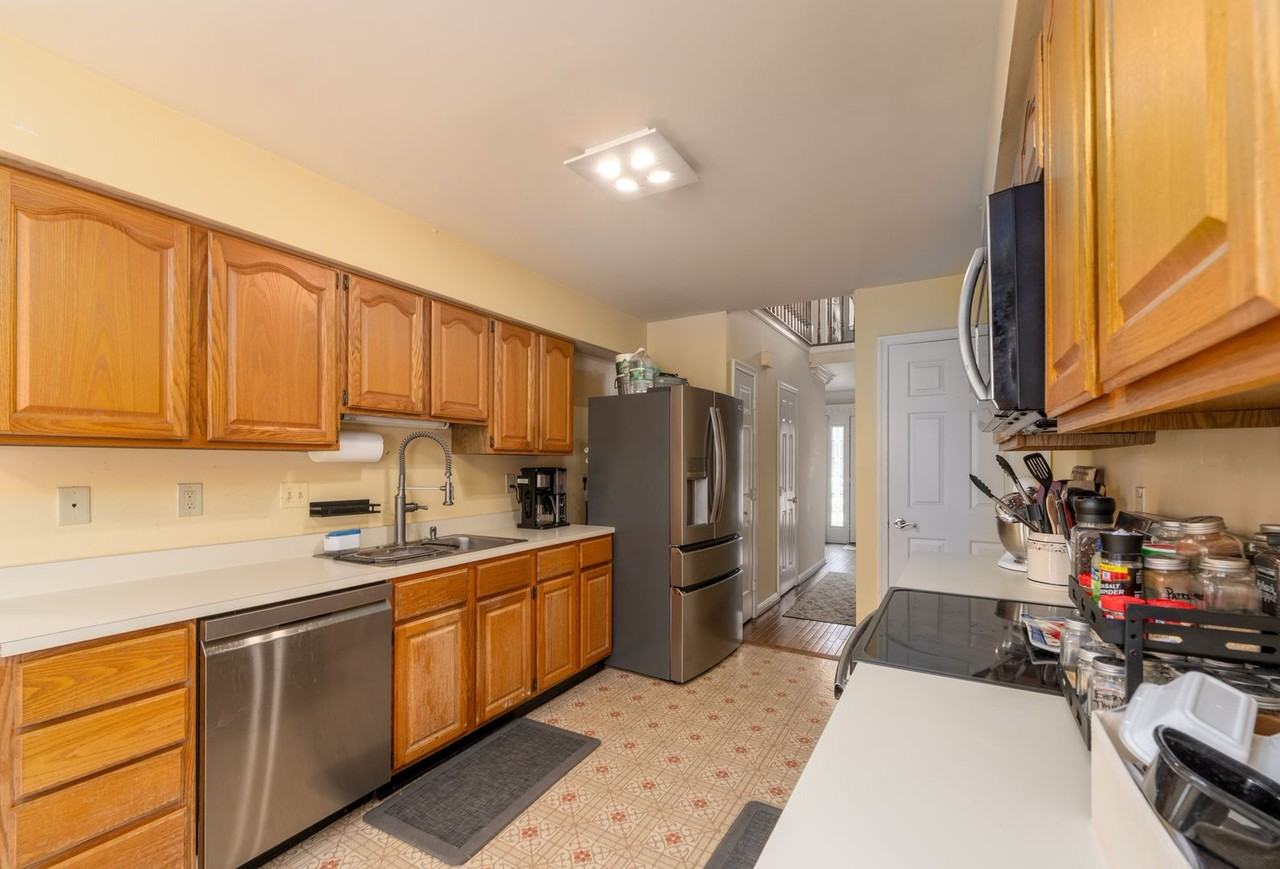 727 Macphail Ct S - Photo 6 of 48