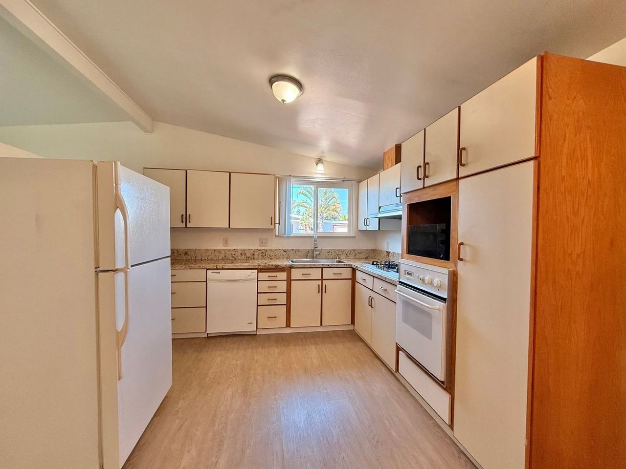 3141 Admiral Ave - Photo 3 of 12