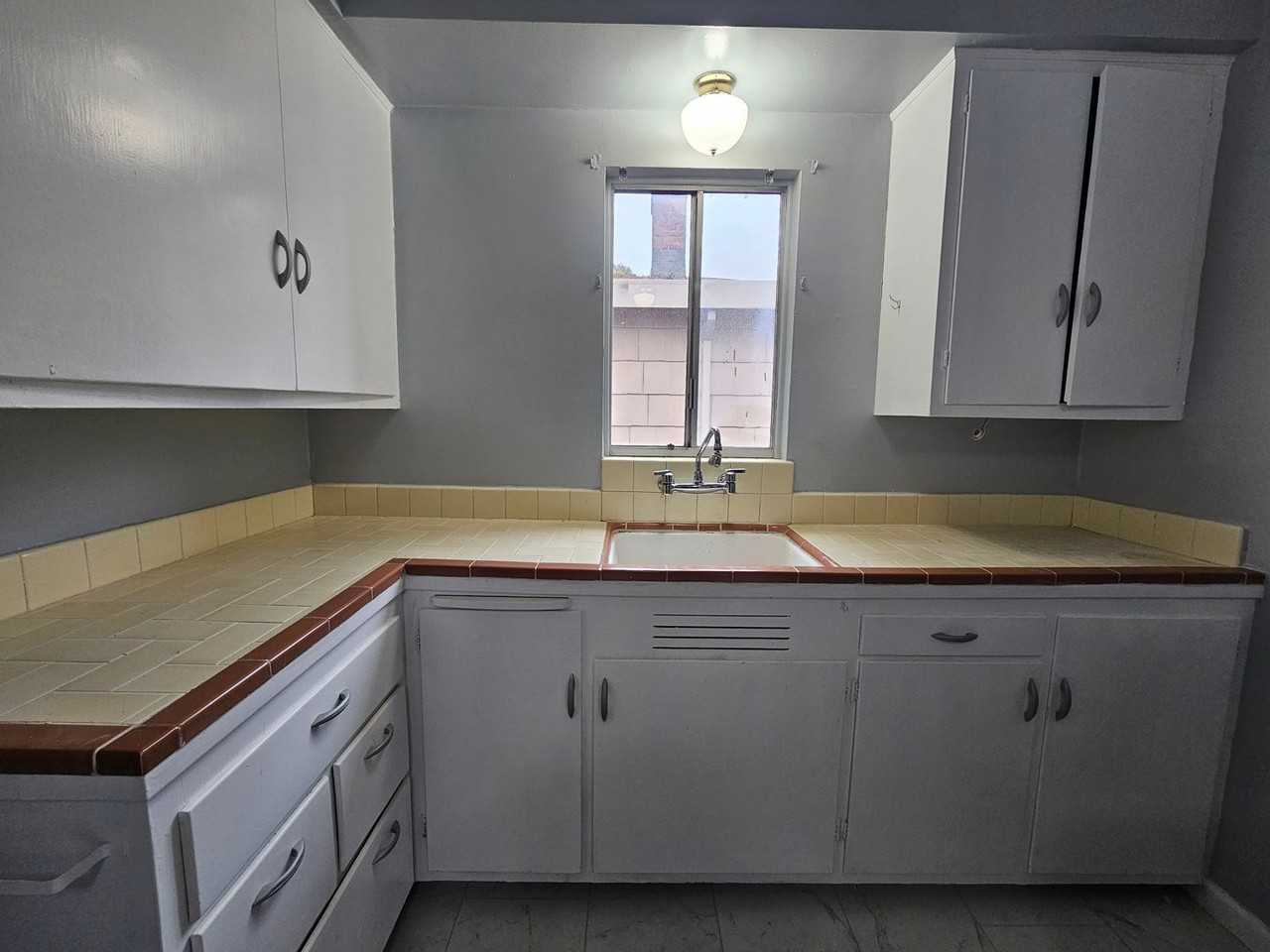 647 38th St - Photo 2 of 8