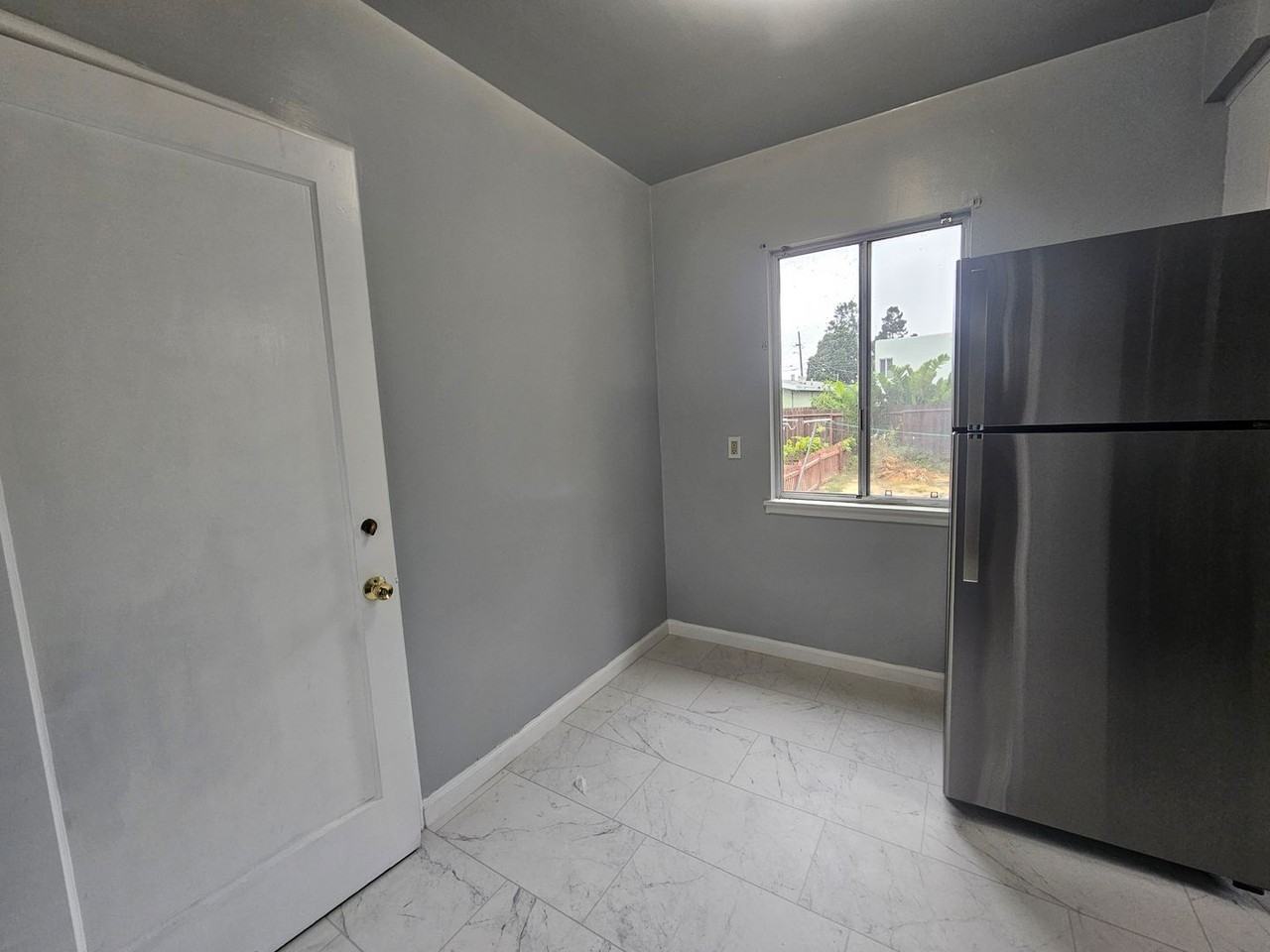 647 38th St - Photo 3 of 8