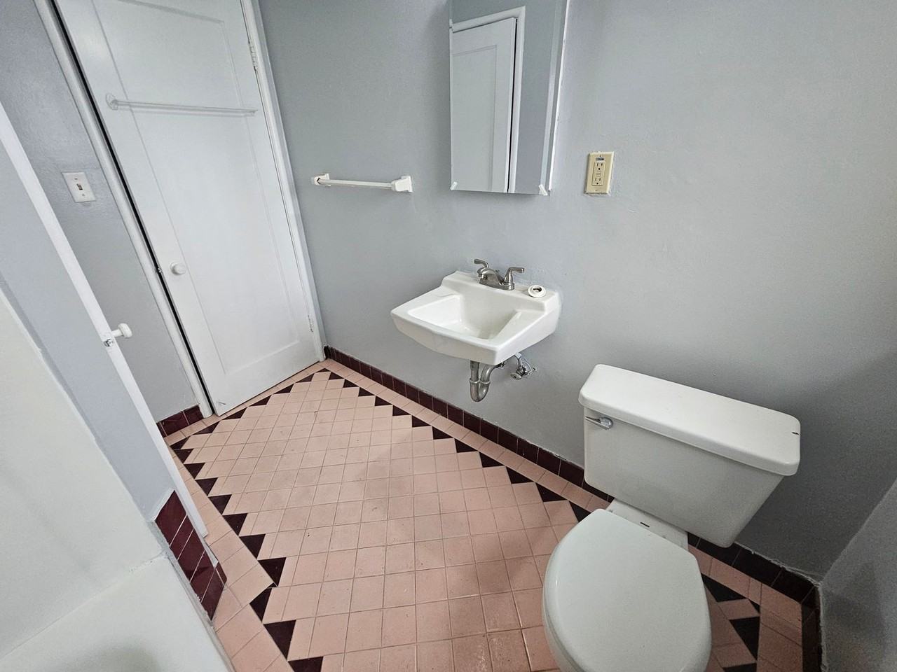 647 38th St - Photo 4 of 8