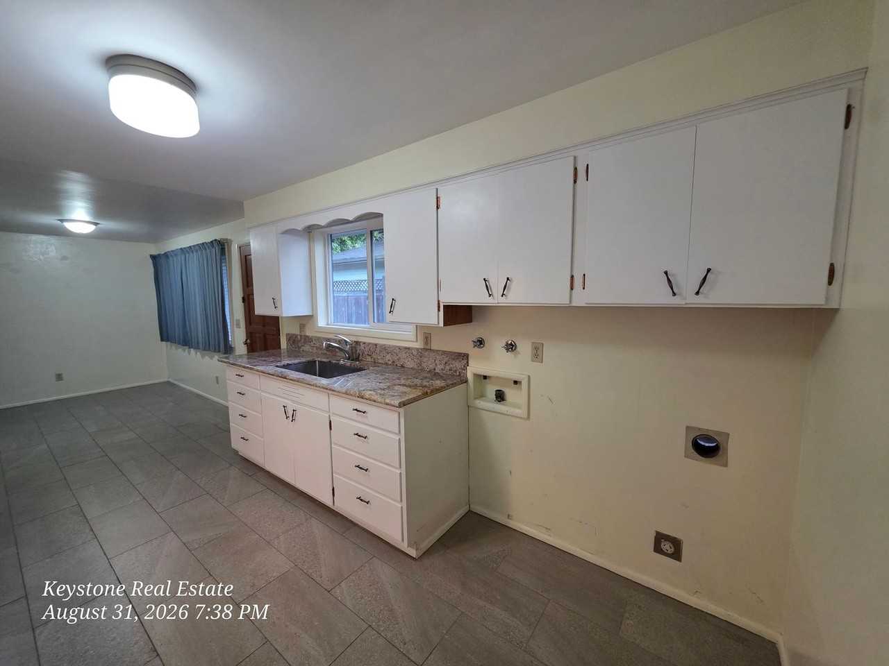 3590 Hilyard St - Photo 4 of 11
