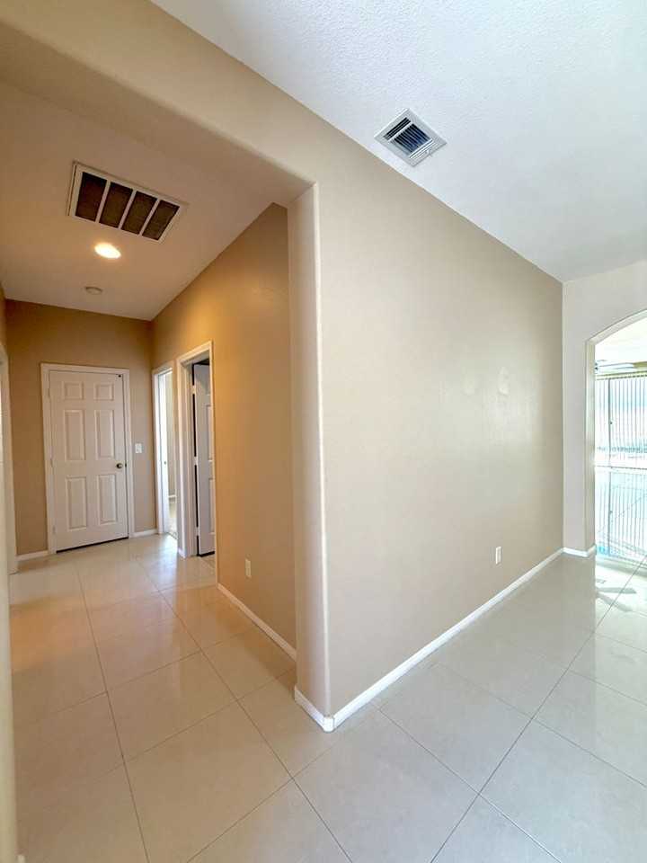 7493 Longhorn Lodge Ave - Photo 5 of 32