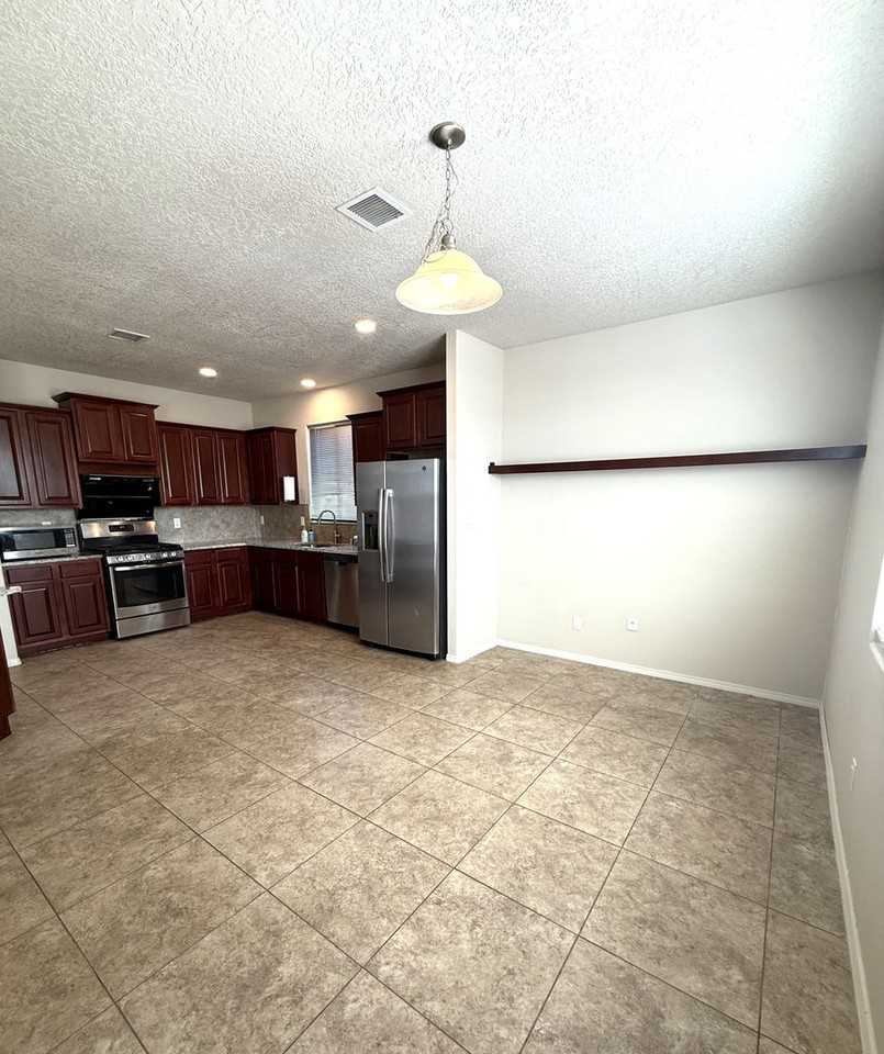 966 Verdinal Ln - Photo 4 of 18