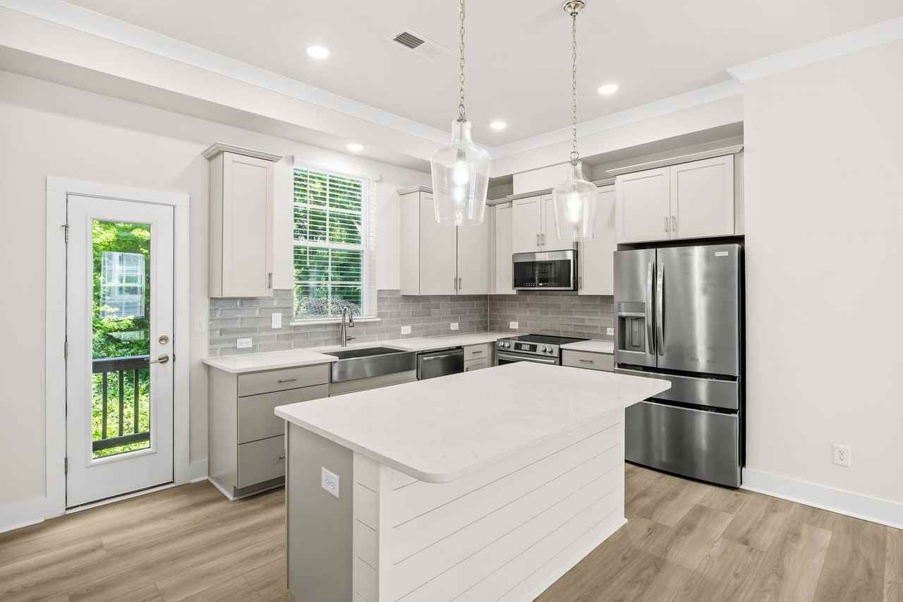 3213 Zenith Ln - Photo 4 of 40