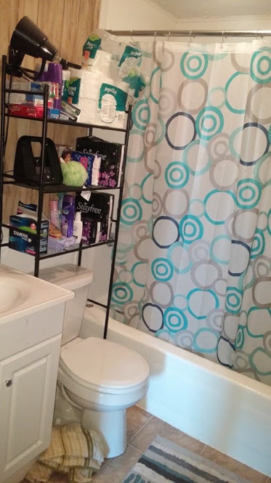 528 E Lehr Ave - Photo 2 of 5