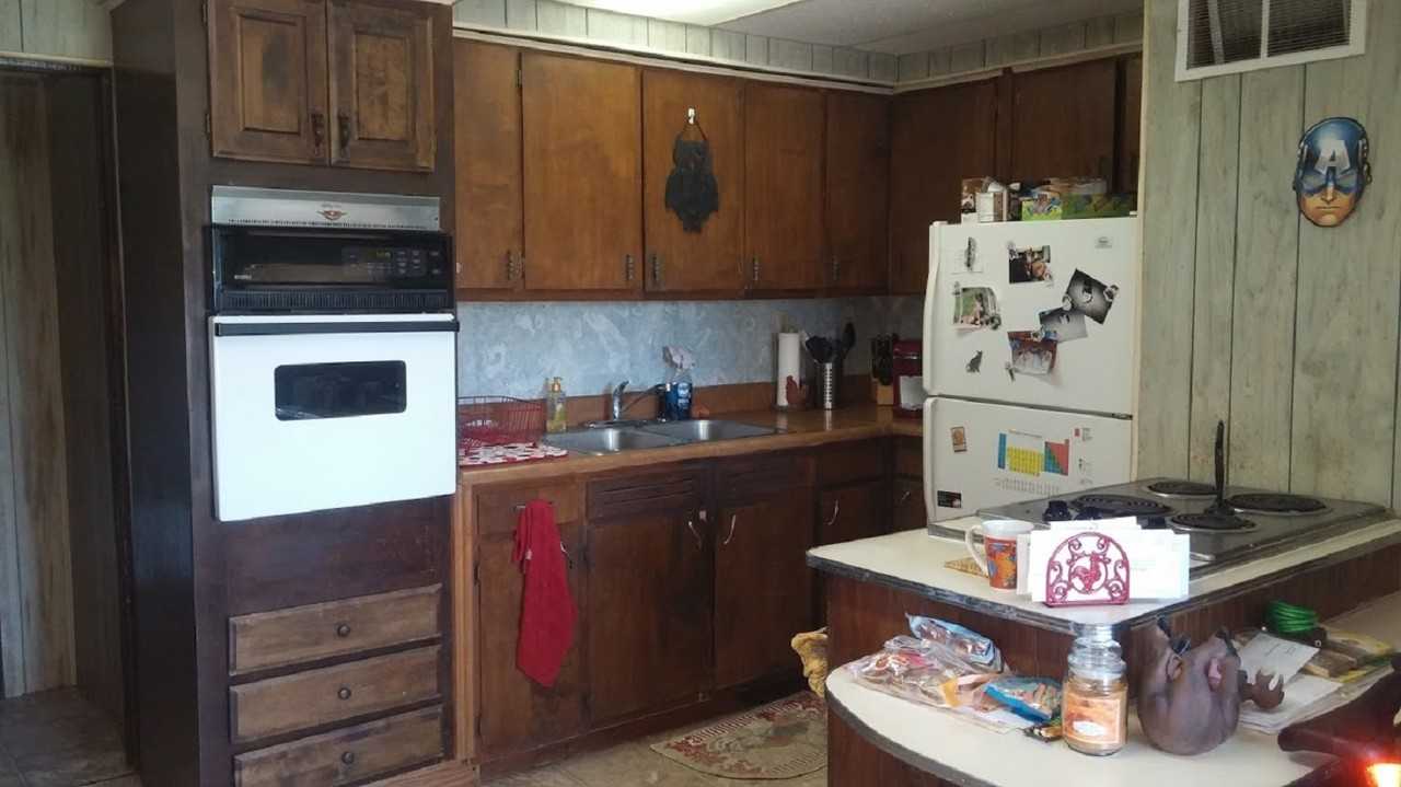 528 E Lehr Ave - Photo 3 of 5