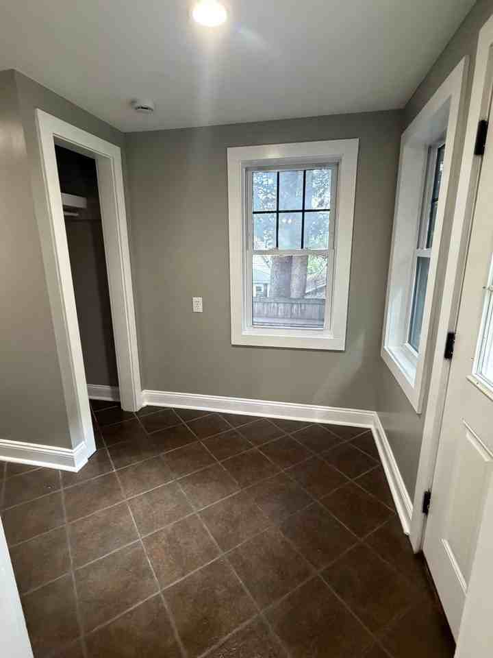 317 Mosley Dr - Photo 4 of 6